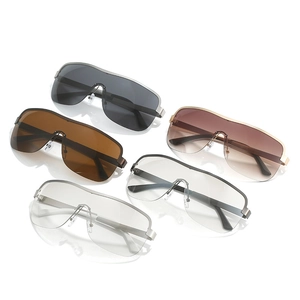 Détail montrant cinq variantes de couleurs de lunettes de soleil monobloc Y2K sans monture