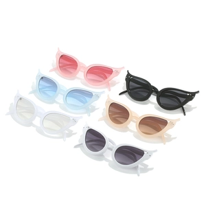 Détail des lunettes de soleil œil de chat papillon avec design ailes texturées colorées