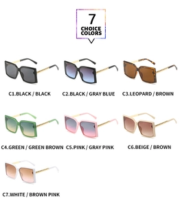 Affichage macro de sept variantes de lunettes de soleil carrées avec branches en métal