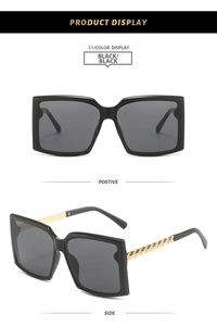 Vues détaillées de lunettes de soleil carrées noires avec branches chaîne dorée