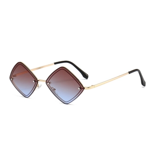 Lunettes de soleil géométriques avec verres dégradés marron-bleu et monture dorée
