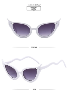 Lunettes œil de chat à monture texture serpent blanche, strass et verres dégradés violets
