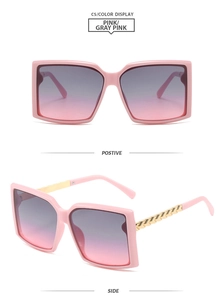 Vues détaillées de lunettes de soleil roses carrées avec branches à chaîne dorée