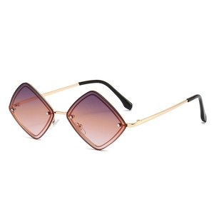 Lunettes de soleil géométriques en métal avec verres dégradés violets et monture dorée