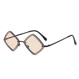 Lunettes de soleil géométriques en métal avec verres marron clair sur fond blanc pur