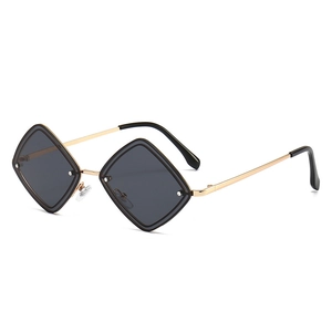 Lunettes de soleil géométriques diamant avec monture dorée et verres gris foncé