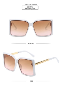Vue détaillée de lunettes de soleil carrées blanches avec branches en chaîne dorée