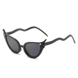 Lunettes de soleil œil-de-chat noires à texture serpent et branches ondulées