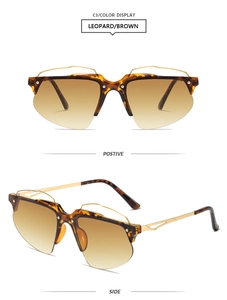 Détail de lunettes Y2K léopard avec bordure en métal doré et verres dégradés marron