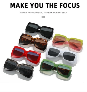 Sélection de sept lunettes de soleil carrées surdimensionnées en diverses couleurs tendance