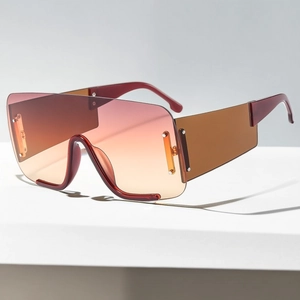 Détail de lunettes de soleil carrées oversize avec verres dégradés et rivets métalliques