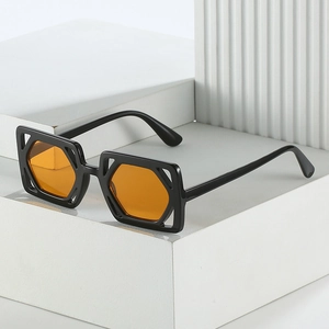 Détail de lunettes de soleil carrées noires avec verres oranges et découpes géométriques