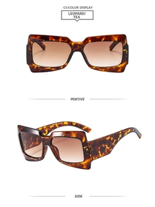 Détail de lunettes de soleil carrées oversize léopard avec branches épaisses et verres