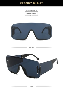 Détail de lunettes de soleil carrées noires avec rivets argentés et verres foncés chic