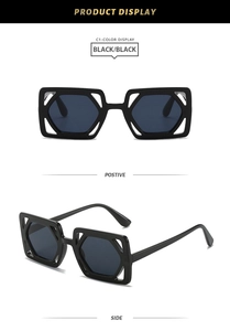 Vues de face et de profil des lunettes de soleil carrées ajourées noires au style avant-garde