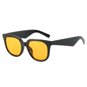 Lunettes de soleil carrées modernes avec monture noire épaisse et verres orange pour tous