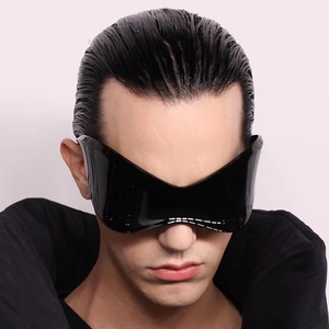 Lunettes de soleil noires surdimensionnées futuristes avec esthétique Y2K et fini brillant