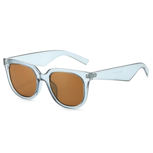 Lunettes de soleil carrées ovales en résine bleu clair avec verres ronds marrons, vue à 45 degrés
