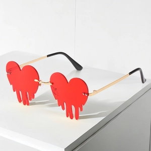 Lunettes de soleil cœur sans monture avec cadre doré et détails de gouttes rouges
