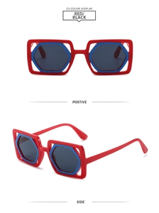 Détail de lunettes de soleil carrées rouges avec cadre intérieur bleu hexagonal