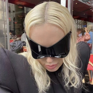 Gros plan de lunettes de soleil de sport Y2K surdimensionnées portées par un mannequin