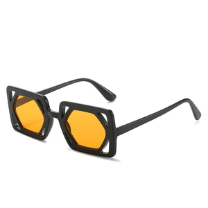 Lunettes de soleil carrées modernes avec monture noire évidée et verres orange vif