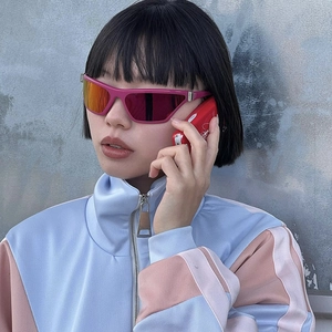 Lunettes de soleil sport œil de chat rose Y2K avec verres rouges portées par un mannequin