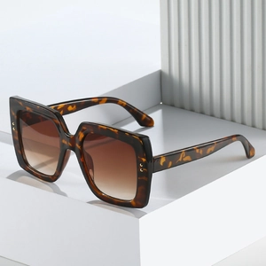 Retro Oversized Square Frame Sunglasses Fashion UV400 Protection Trendy PC Material Outdoor Eyewear For Women Men With Metal Rivets