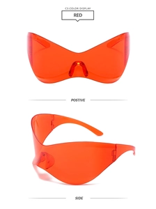 Détail de lunettes de soleil de sport Y2K rouges surdimensionnées de face et de profil