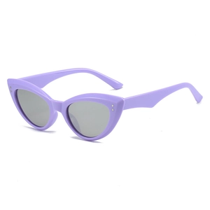 Lunettes de soleil œil de chat violettes avec verres gris et rivets argentés rétro