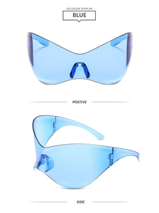 Vue détaillée de lunettes de soleil sport bleues Y2K sous les angles avant et latéral
