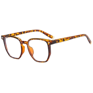 Lunettes rétro monture carrée écaille de tortue avec détails cloutés sur fond blanc