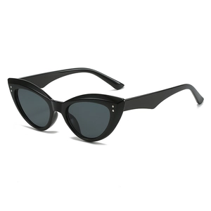 Lunettes de soleil œil de chat vintage avec monture noire verres gris et rivets argentés