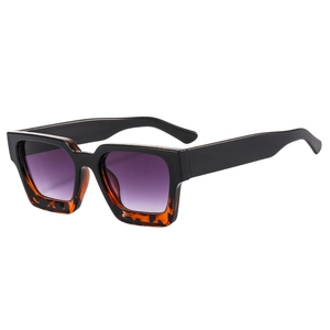 Schicke quadratische Sonnenbrille in Schwarz und Tortoise-Design mit lila Verlaufsgläsern