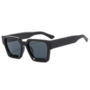 Minimalistische quadratische schwarze Sonnenbrille mit dunkelgrauen Gläsern