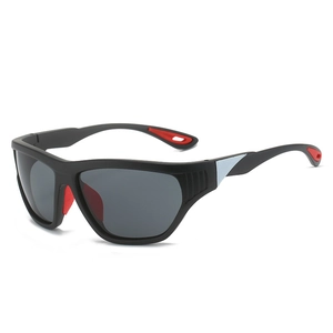 Sportliche Y2K-Sonnenbrille in Mattschwarz mit grauen Gläsern und roten Gummidetails