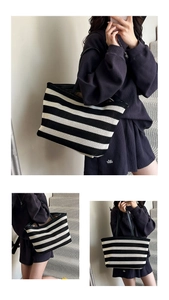 Vues détaillées d'un grand sac cabas en tricot rayé noir et blanc avec fines bandoulières