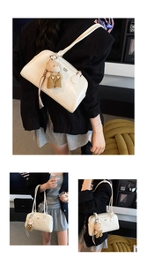 Détail du sac à épaule en cuir verni blanc avec pendentif ours et franges