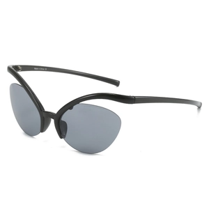 Lunettes de soleil papillon tendance avec monture noire ondulée et verres gris