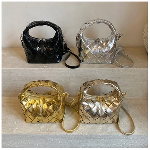 Détails de la texture tissée main métallisée sur des sacs à main or, argent et noir