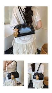 Sac à bandoulière noir brillant avec lettres blanches et charm d'ours en peluche