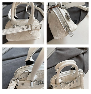 Vue détaillée du sac coquille blanc en cuir grainé avec finitions en métal argenté