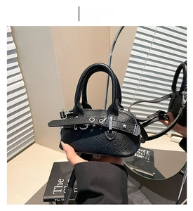 Vue détaillée du mini sac coquille noir motif litchi avec finitions métalliques argent