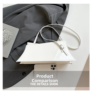 Détail d'un sac bandoulière blanc en cuir verni avec smartphone pour comparer la taille