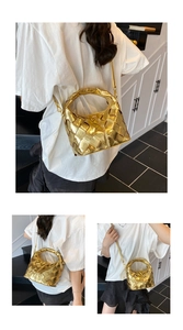 Détail du sac hobo tissé doré avec bandoulière réglable et finition en cuir texturé