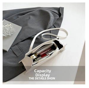 Vue intérieure montrant la grande capacité et le rangement du sac à bandoulière en cuir blanc