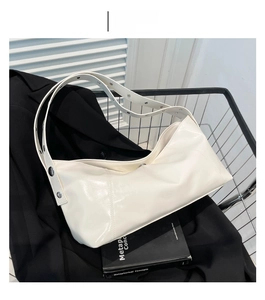 Détail de sac oreiller blanc avec bandoulière réglable à rivets métalliques