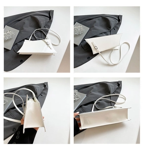 Détail du sac à main géométrique en cuir verni blanc avec bandoulière réglable