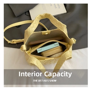 Détail de l'intérieur du sac seau tressé jaune avec compartiment zippé et rangement