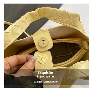 Détail du sac seau tissé jaune montrant le fermoir magnétique et la poche intérieure